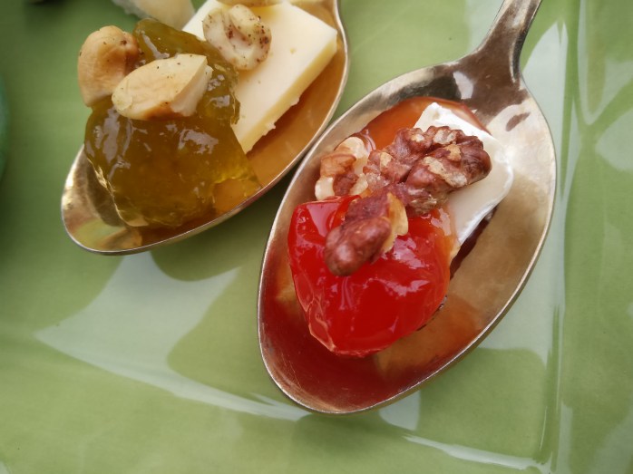 ostskedar med tomatmarmelad